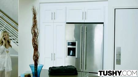 Красивая блондинка дождалась своего любовника