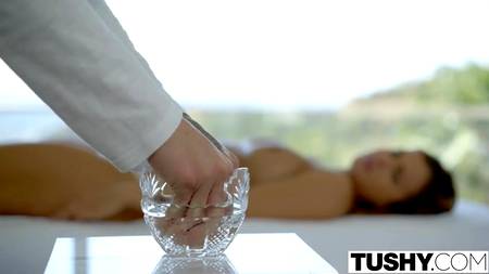 Миловидная девушка возбудилась на приеме у массажиста