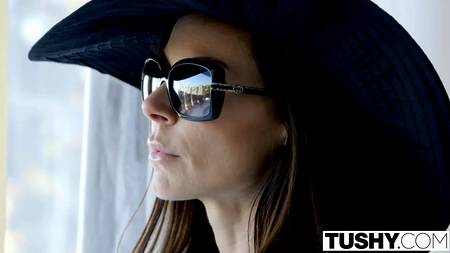 Ухоженная дамочка захотела ощутить пенис у себя в заднице