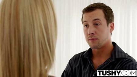 Привлекательная блондинка ощутила член у себя в попке