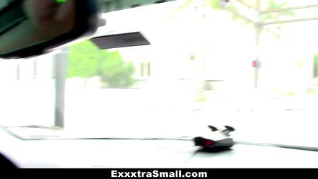 Полицейский не смог устоять перед упругими титьками девчонки