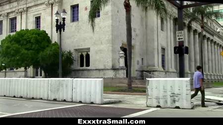 Полицейский не смог устоять перед упругими титьками девчонки