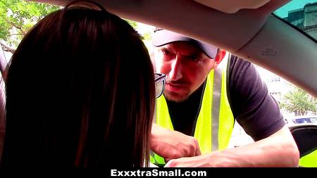 Полицейский не смог устоять перед упругими титьками девчонки