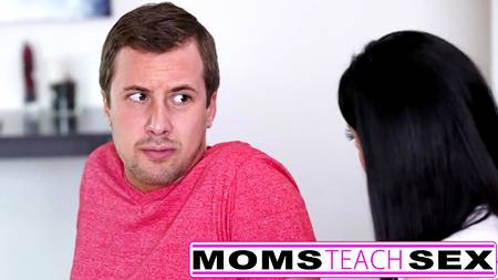 Молоденькая девушка разделила парня со своей мамой