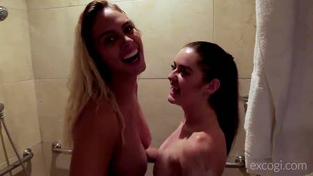 Деваха лижет клитор подруге в разгаре жаркой ебли с мужиком