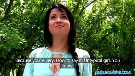 Пикапер оприходовал новенькую девушку в парке на свежем воздухе