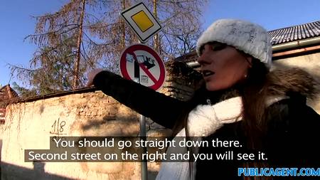 Красивая девка трахается за деньги в автомобиле пикапера