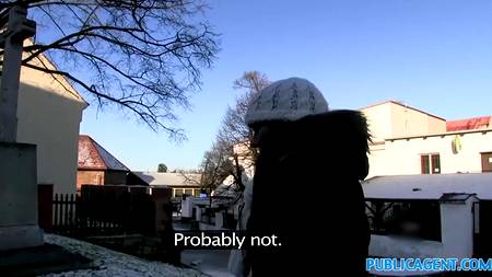 Красивая девка трахается за деньги в автомобиле пикапера