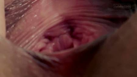 Мастурбирующая крупным планом сучка получила сказочный оргазм