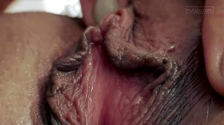 Мастурбирующая крупным планом сучка получила сказочный оргазм