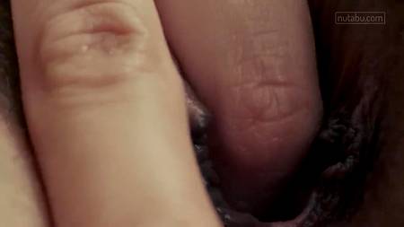 Мастурбирующая крупным планом сучка получила сказочный оргазм