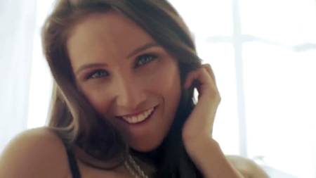 Мастурбирующая крупным планом сучка получила сказочный оргазм