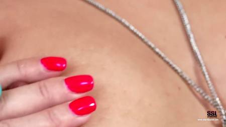 Красивая блондинка эротично мастурбирует щелку одна дома