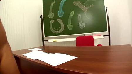 Похотливый учитель сбивает целку с задницы молодой студентки