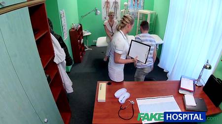 Сексуальная врачиха устроила групповуху с возбудившимися пациентами