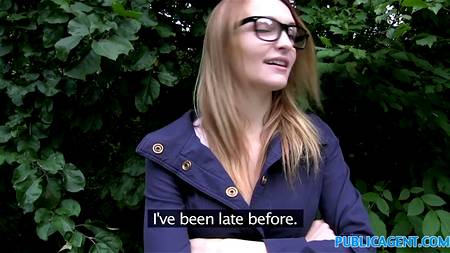 Оргазмирующая блондинка не может нарадоваться большим размером члена