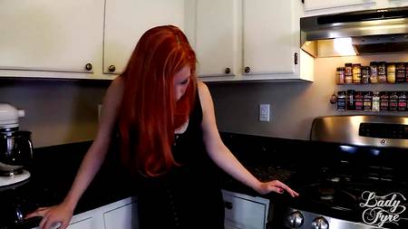 Оприходовал на кухне зрелую бестию в волосатую промежность