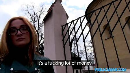 Заплатил за секс на улице рыжеволосой девушке и остался доволен