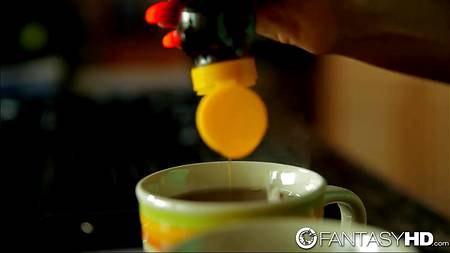 Красивый утренний секс на кухне загорелой девицы с крепким парнем