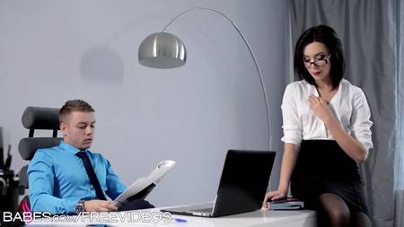 Русский начальник присунул на работе в офисе горячей секретарше