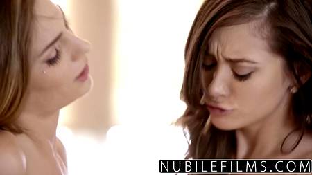 Обкончал задницы двух отдавшихся в разных позах подружек