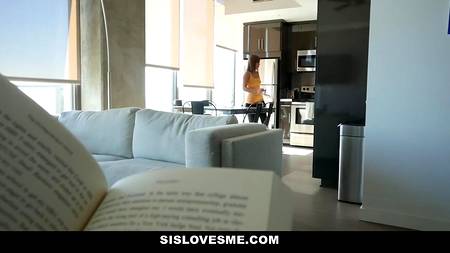 Оприходовал от первого лица латинку и смачно кончил на ее большую попку