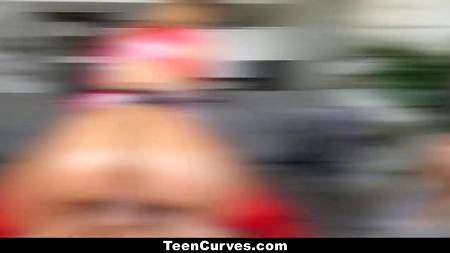 Похотливая снегурочка исполняет желания парня в жарком сексе