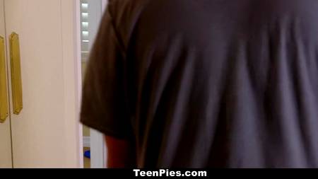 Жопастая телка перепихнулась с мастурбирующим в душевой чуваком