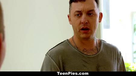 Жопастая телка перепихнулась с мастурбирующим в душевой чуваком