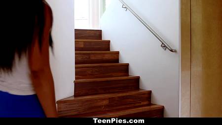 Жопастая телка перепихнулась с мастурбирующим в душевой чуваком