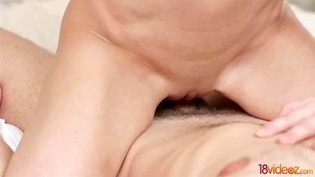 Русские сучки завели парня и красиво трахнулись втроем