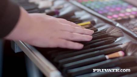 Кончили в рот оттраханной в жопу сексапильной фотомоделе