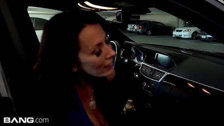 Зрелая дама оргазмирует на хую молодого ухажера у него дома