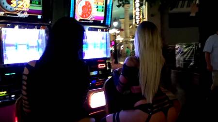 Деваха слизывает сперму вытекающею из пизды оттраханной подруги