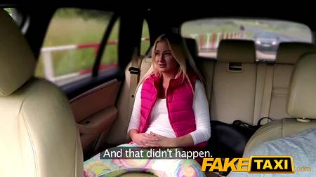 Таксист запикапил и трахнул светловолосую пассажирку в салоне автомобиля