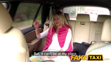 Таксист запикапил и трахнул светловолосую пассажирку в салоне автомобиля