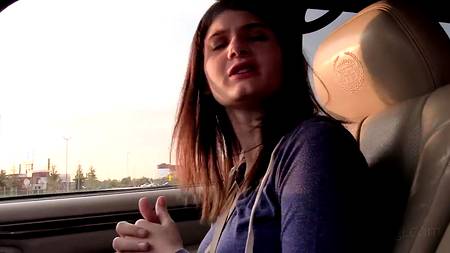 Грудастая молодая девчонка заводит порно агента сиськтрахом