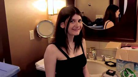 Грудастая молодая девчонка заводит порно агента сиськтрахом