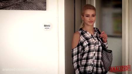 Мужик ебет в жопу длинноногую блондинку с маленькой грудью