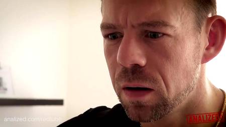 Мужик ебет в жопу длинноногую блондинку с маленькой грудью