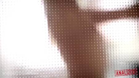 Мужик ебет в жопу длинноногую блондинку с маленькой грудью