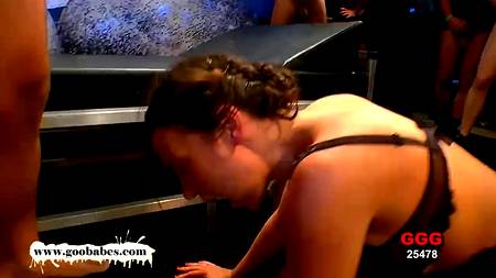 Мужики сношают нимфоманку до изнеможения и дружно кончают ей в рот