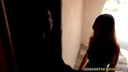 Негры ебут в рот белую телку желающую получить смачные камшоты