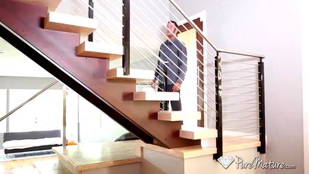 Пацан дрюкнул сисятую женщину и смачно кончил ей на язычок