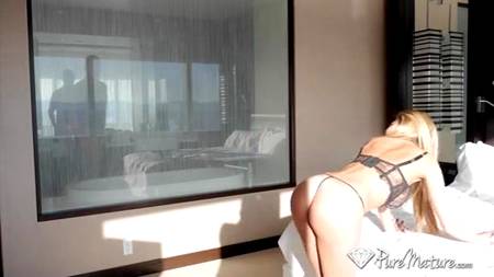 Чувак кончил во влагалище голубоглазой блондинки