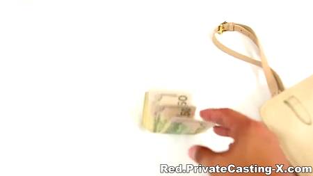 Чувак сношает перед камерами сучку с маленькими титьками