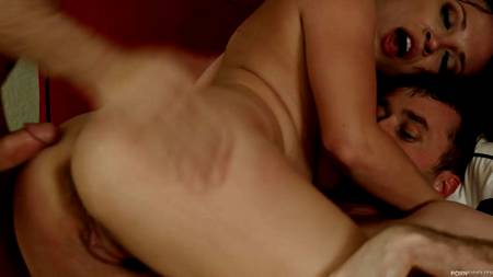 Горячие мужики вертят на членах симпатичную девку с большой задницей