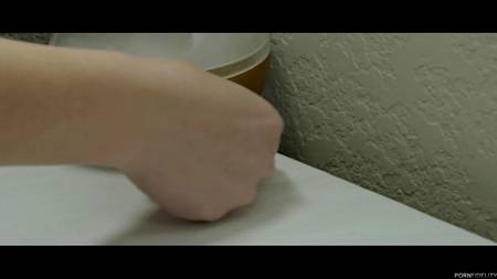 Горячие мужики вертят на членах симпатичную девку с большой задницей