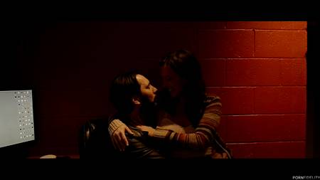 Горячие мужики вертят на членах симпатичную девку с большой задницей