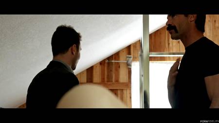 Горячие мужики вертят на членах симпатичную девку с большой задницей